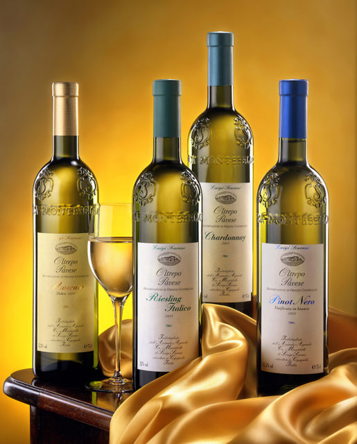 Foto Still Life con drappo e fondo giallo dei vini bianchi Scarani