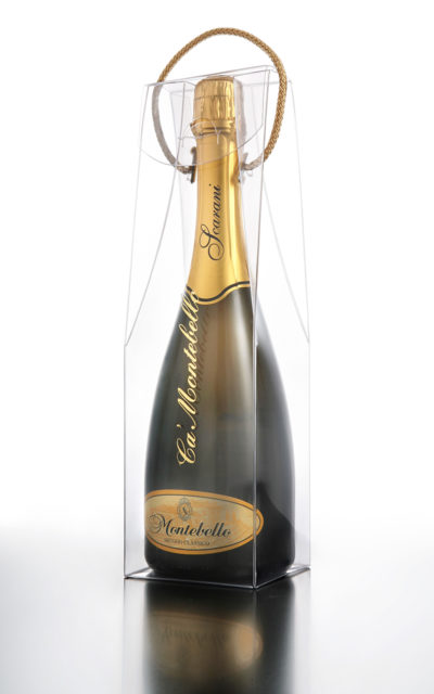 Foto confezione trasparente con Pinot Spumante su fondo bianco e riflesso