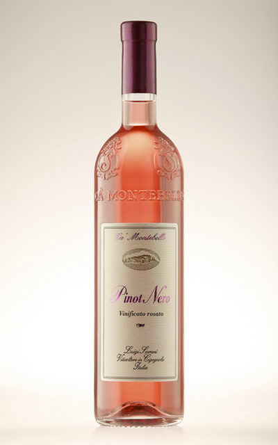 Foto su fondo neutro del vino Pinot Nero Scarani vinificato Rosè