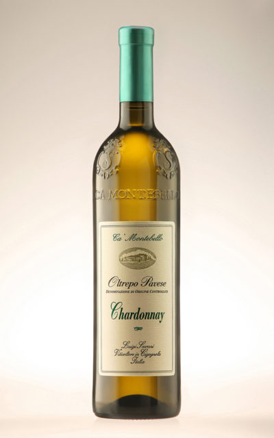 Foto su fondo neutro del vino bianco Chardonnay Scarani