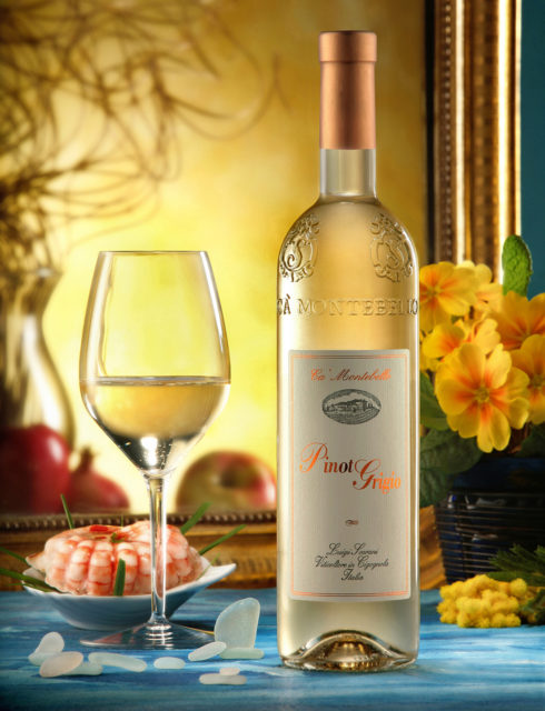 Foto still life del vino Pinot Grigio Scarani con specchio,bicchiere,pesce,frutta e fiori
