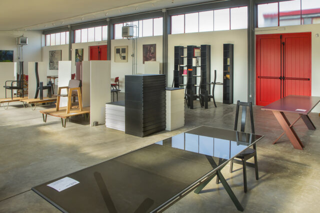 esposizione-fabbricapoggi tavoli e cassettiere
